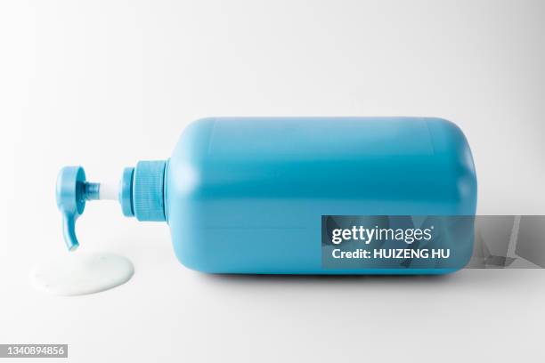 blue cosmetic shampoo bottle on white background - shampoo bottle white background stock-fotos und bilder