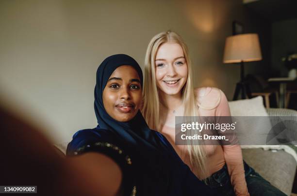 diverse gen-z taking selfie and looking at camera - selfie girl stockfoto's en -beelden
