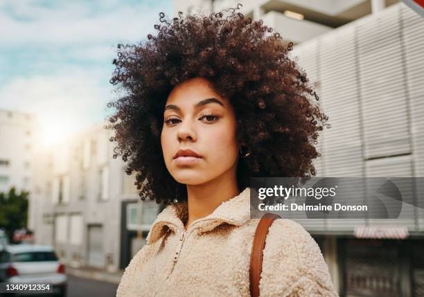 tiro de uma linda jovem na cidade - big hair - fotografias e filmes do acervo