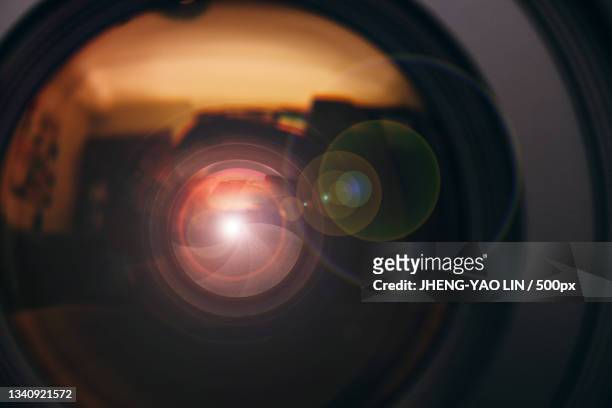 close-up of camera lens - lunghezza foto e immagini stock