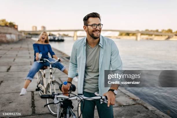 disfruta del día en el muelle - ciclismo tandem fotografías e imágenes de stock