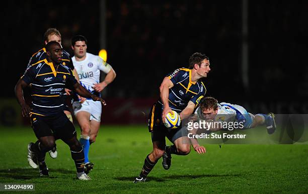 Bath centre Sam Vesty attempts to tackle Warriors flanker Sam Betty during the Aviva Premiership match between Worcester Warriors and Bath at Sixways...