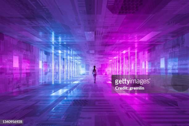 geschäftsfrau, die im futuristisch beleuchteten dunklen korridor spazieren geht - sachverstand stock-fotos und bilder