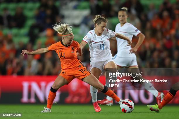 Jackie Groenen of Netherlands challenges Tereza Szewieczkova of Czech Republic during the FIFA Women's World Cup 2023 Qualifier group C match between...