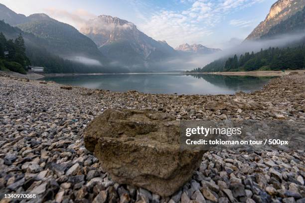 scenic view of lake against sky,tarvisio,udine,italy - bergsee stock-fotos und bilder