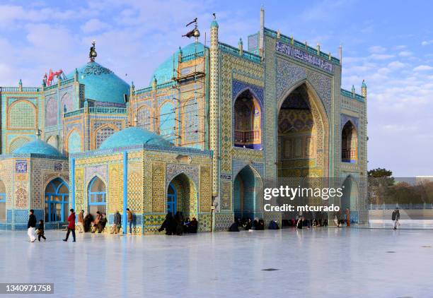 mazar-i-sharif, provincia de balkh - santuario de ali (hazrat ali mazar), uno de los lugares más emblemáticos de afganistán - imam ali mosque fotografías e imágenes de stock