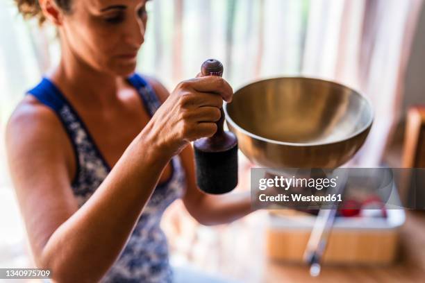 woman playing brass bowl at studio - rin gong 個照片及圖片檔