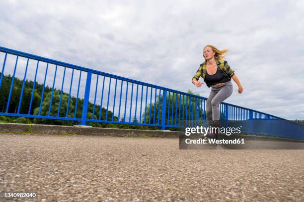 young woman inline skating acrossremsbruckebridge - inline skate bildbanksfoton och bilder