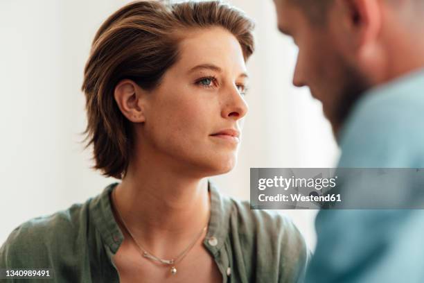 suspicious woman looking at man - confused woman stockfoto's en -beelden