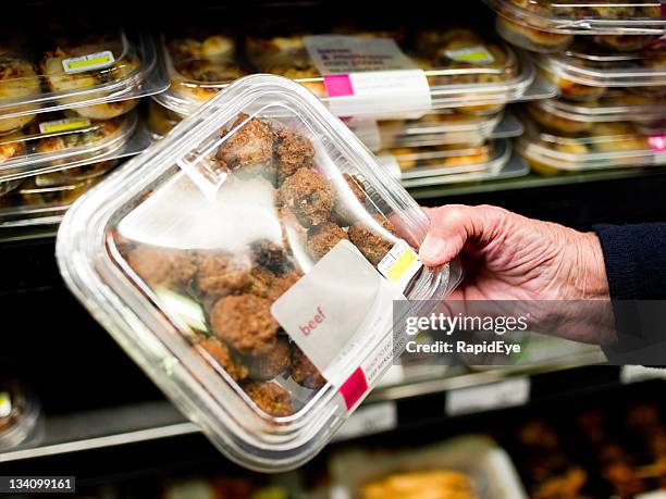 albóndigas senior - plato de carne fotografías e imágenes de stock