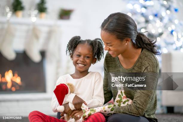 abrindo um presente com a mamãe no dia de natal - black women in stockings - fotografias e filmes do acervo