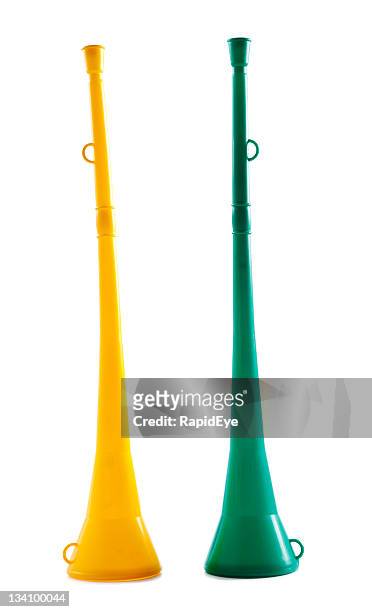 dos vuvuzelas: tradicional fans'africana de fútbol de un nota trumpets de plástico - 2010 fotografías e imágenes de stock