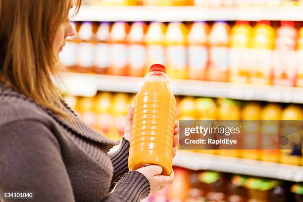 kauf orange orangensaft - bottle shop stock-fotos und bilder