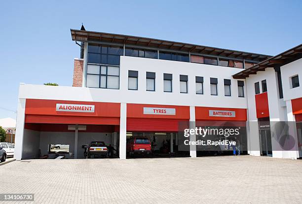auto fitment center - reparatiewerkplaats stockfoto's en -beelden
