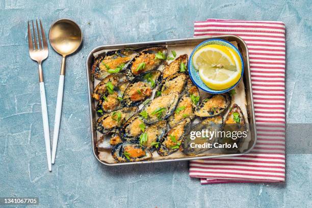 mussels gratin - mussels stockfoto's en -beelden