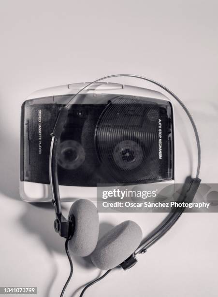 portable cassette music player 80s - leitor de cd portátil imagens e fotografias de stock