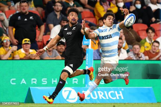 Ardie Savea of the All Blacks competes with Santiago Carreras of Argentina for the ball during The Rugby Championship match between the Argentina...
