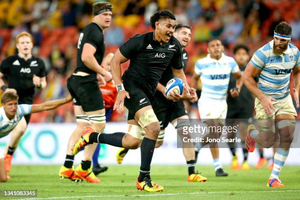 Tupou Vaa'i of New Zealand scores a try during The Rugby Championship match between the Argentina Pumas and the New Zealand All Blacks at Suncorp...