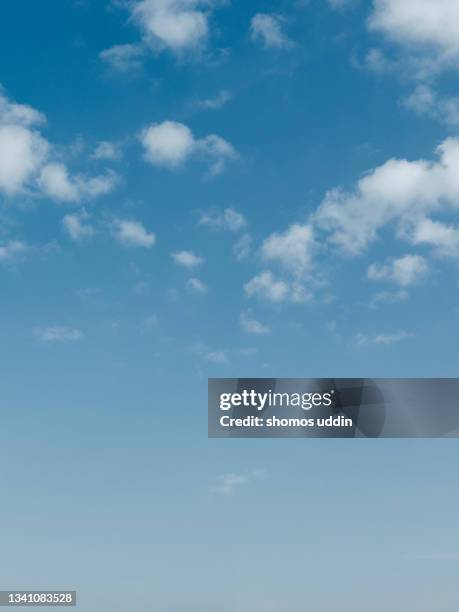 cloudscape on a bright sunny day - cielo nubes fotografías e imágenes de stock