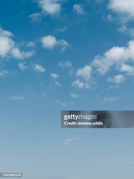cloudscape on a bright sunny day - fonds de nuage photos et images de collection