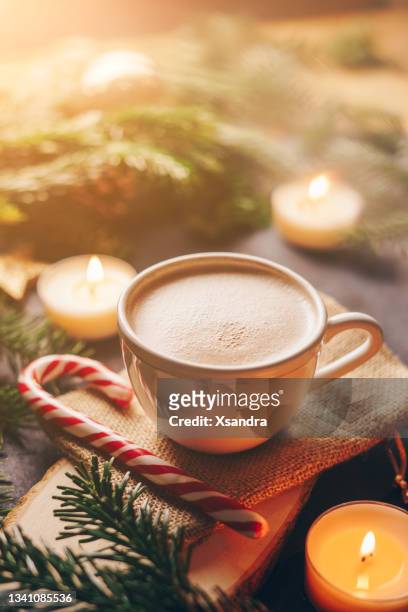 heiße schokolade mit weihnachtsschmuck - advent kerze stock-fotos und bilder