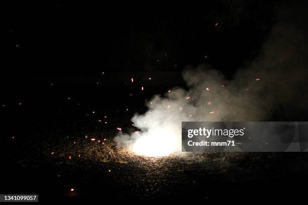 路上でグランドスピナー花��火 - firework explosive material ストックフォトと画像