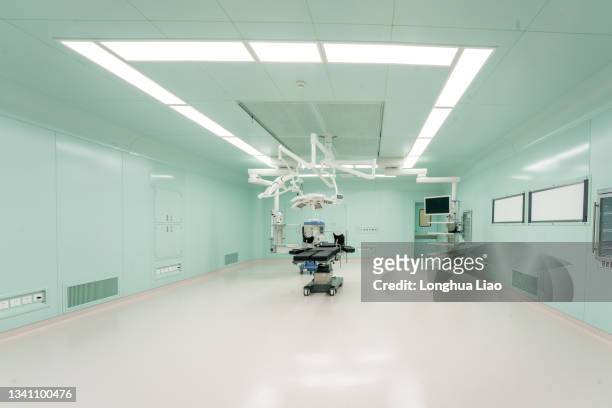 the new operating room at the hospital - operatiekamer stockfoto's en -beelden