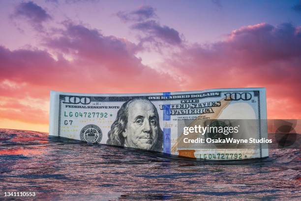 the sinking dollar - limite de dívida imagens e fotografias de stock