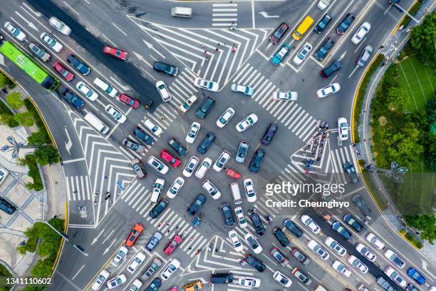 traffic jam, overhead view - tráfico fotografías e imágenes de stock