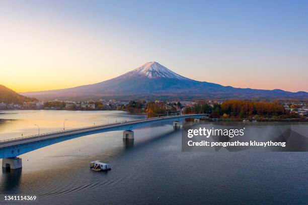 mount fuji at kawaguchiko lake, yamanashi, japan. - lake kawaguchi imagens e fotografias de stock