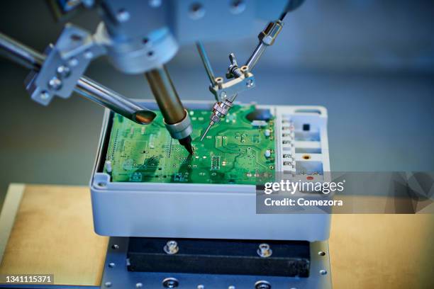 welding and installing component - semiconductor imagens e fotografias de stock