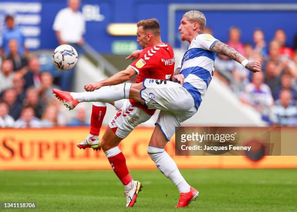 Andreas Weimann of Bristol City battles for possession with Jordy de Wijs of Queens Park Rangers during the Sky Bet Championship match between Queens...