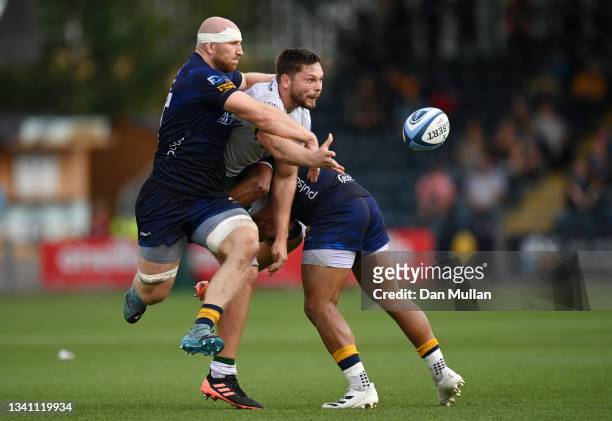 Ben Donnell of London Irish takes on Matt Kvesic and Ollie Lawrence of Worcester Warriors during the Gallagher Premiership Rugby match between...