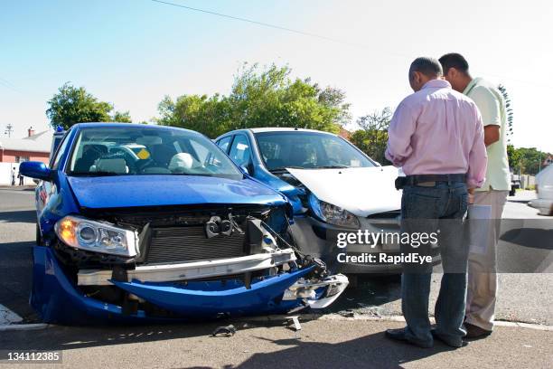 trafic smash - accident de voiture photos et images de collection