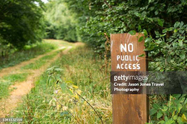 no public access sign - no trespassing segnale inglese foto e immagini stock