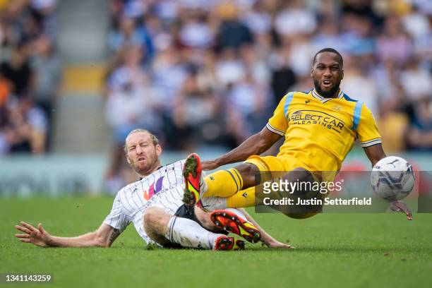 Junior Hoilett of Reading is tackled by Tim Ream of Fulham during the Sky Bet Championship match between Fulham and Reading at Craven Cottage on...
