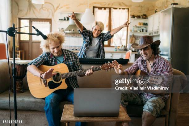 fiesta en casa con música - party friends home guitar singers fotografías e imágenes de stock