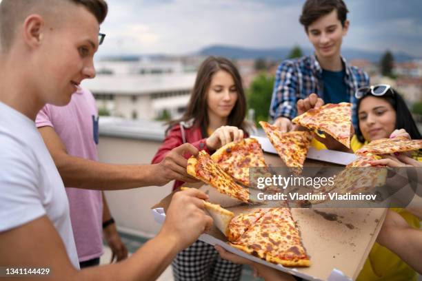 pizza zeit mit freunden - school boy girl stock-fotos und bilder