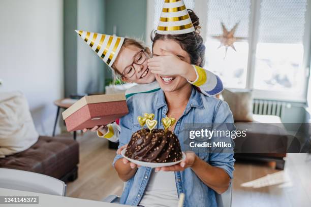 surprise d’anniversaire pour maman - cadeau danniversaire photos et images de collection