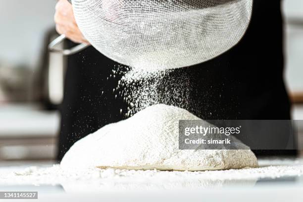 making bread - coador imagens e fotografias de stock