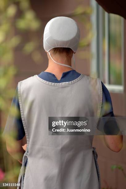 real amish woman from behind - amish people stockfoto's en -beelden