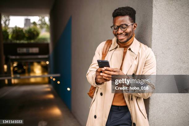 businessman waiting for a ride to the work - businessman outdoor stockfoto's en -beelden