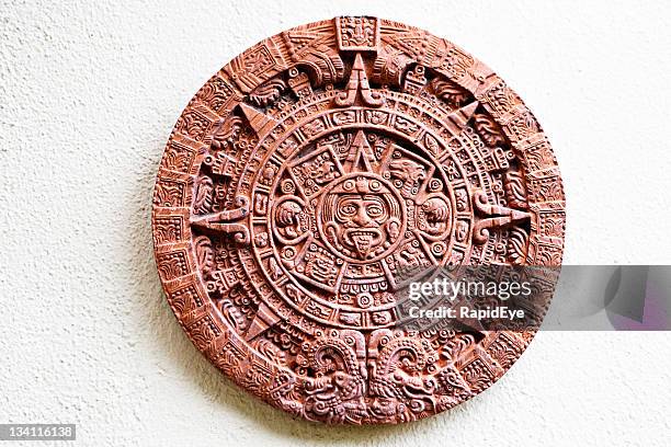 azteca de piedra del sol placa colgado en la pared - calendario azteca fotografías e imágenes de stock