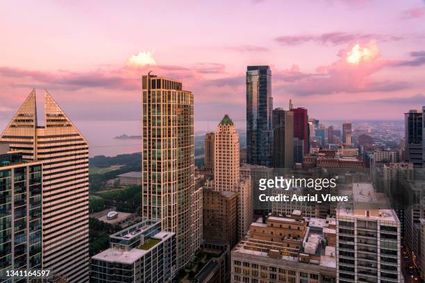 paisaje urbano de chicago en la hora dorada - cloud gate fotografías e imágenes de stock