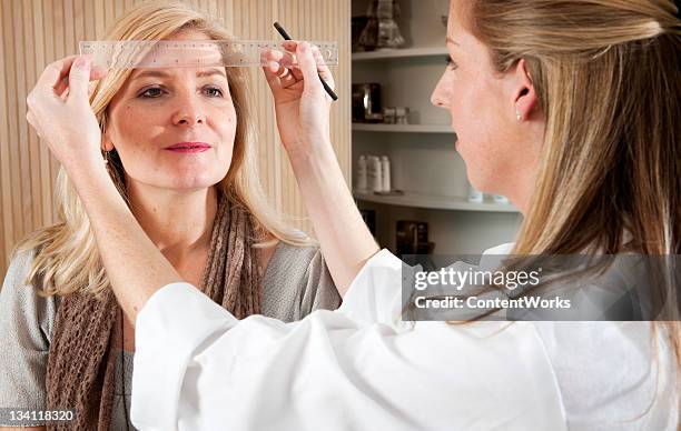 beauty therapy beratung - schönheitsoperation stock-fotos und bilder