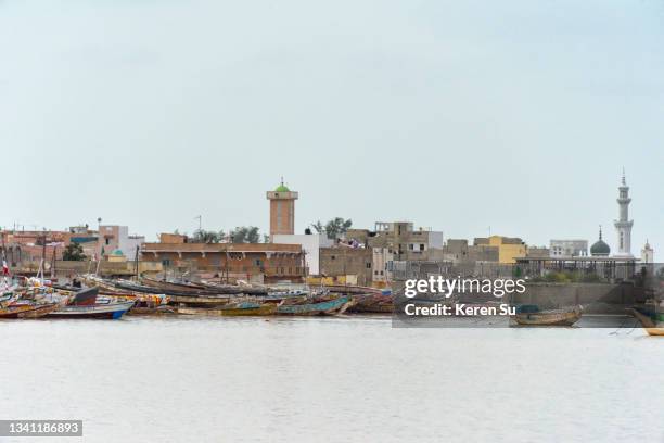 buildings and boats on the riverbank of senegal river - senegal river photos et images de collection