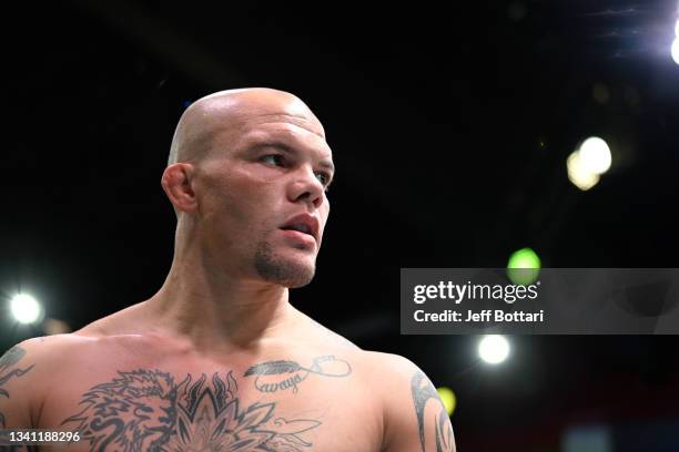 Anthony Smith prepares to fight Ryan Spann in a light heavyweight fight during the UFC Fight Night event at UFC APEX on September 18, 2021 in Las...