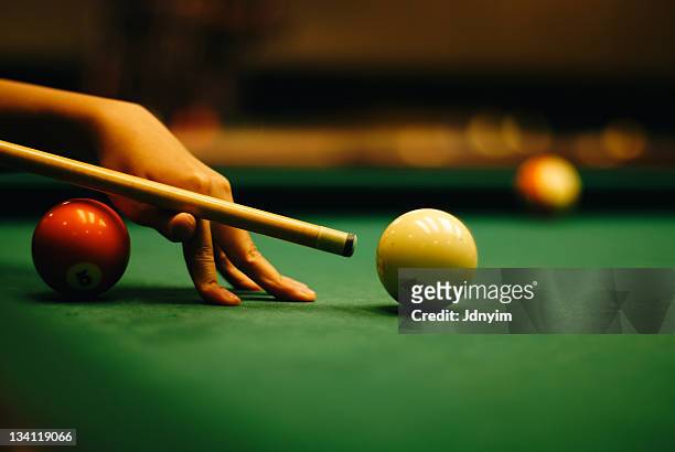 woman hand playing pool - poolbiljart stockfoto's en -beelden