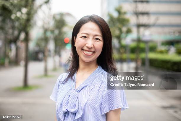 portrait of a smiling japanese woman - 女性　日本人　笑顔　30代 ストックフォトと画像