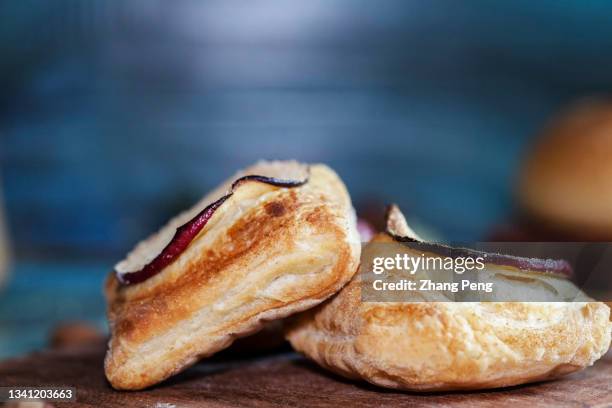gourmet: artisan puffy apple pie - puff pastry stock pictures, royalty-free photos & images